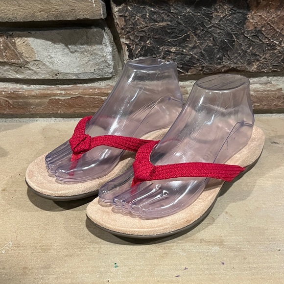Vionic Shoes - Vionic Mattie Viva Magenta Flip-Flop Supportive Sandals
